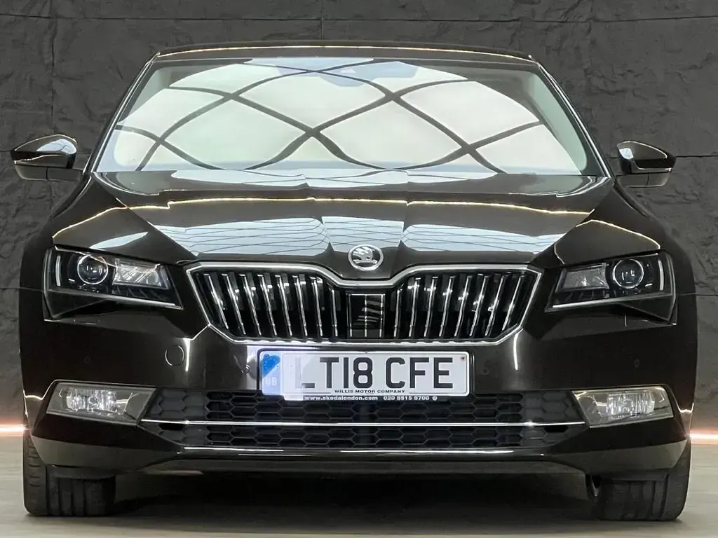 Usado Skoda Superb LAURIN & KLEMENT 150 CV (110 kW) 2018 Marrón Utilitario