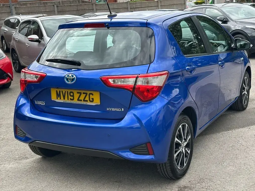 Used Toyota Yaris Hybrid 100 HP (73 kW) 2019 Blue Hatchback