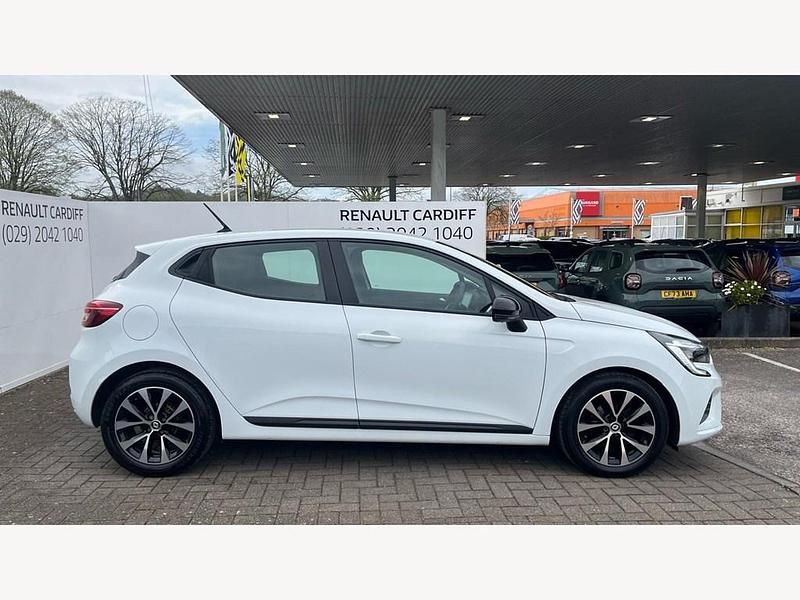 Used Renault Clio V Evolution 90 HP (66 kW) 2022 Solid  glacier white  Hatchback