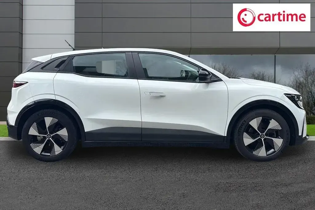 Used Renault Megane E-Tech Equilibre 160 kW (218 HP) 2023 White Hatchback