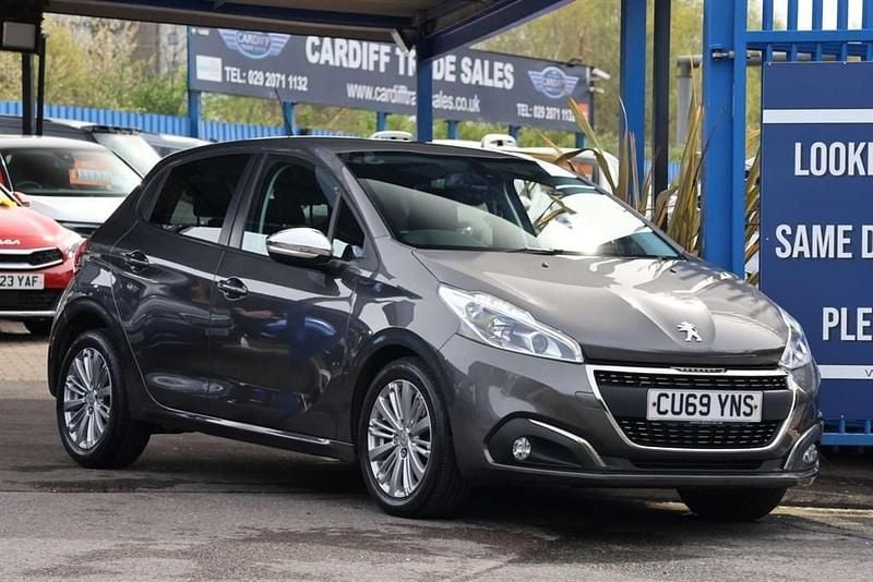 Used Peugeot 208 Signature Sky 82 HP (60 kW) 2019 Grey Hatchback