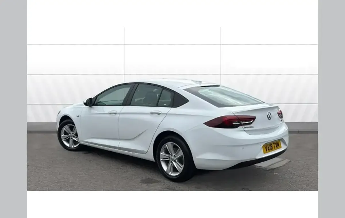 Used Vauxhall Insignia Design Edition 165 HP (121 kW) 2018 White Hatchback