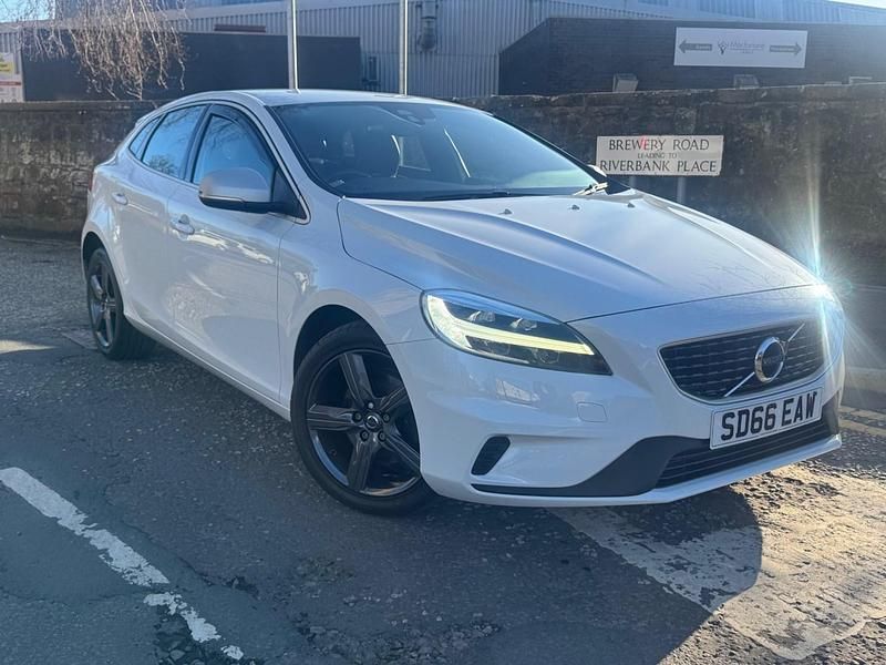Used Volvo V40 R-Design 122 HP (89 kW) 2016 White Hatchback