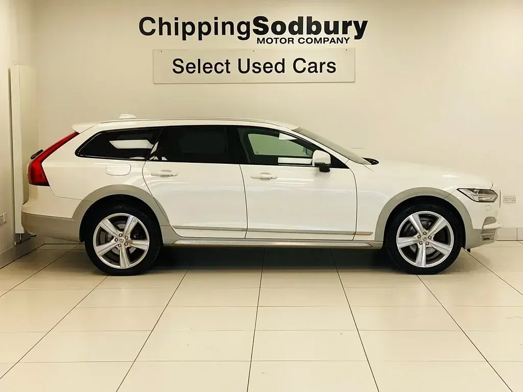 Used Volvo V90 CC 187 HP (137 kW) 2019 White Estate