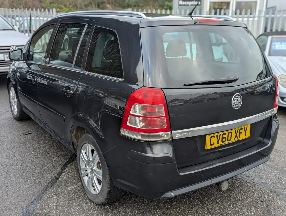 Begagnad Vauxhall Zafira Elite 110 HK (80 kW) 2010 Svart Minibuss
