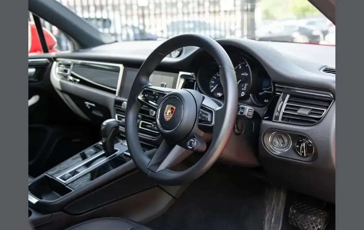 Used Porsche Macan 434 HP (319 kW) 2024 Red SUV