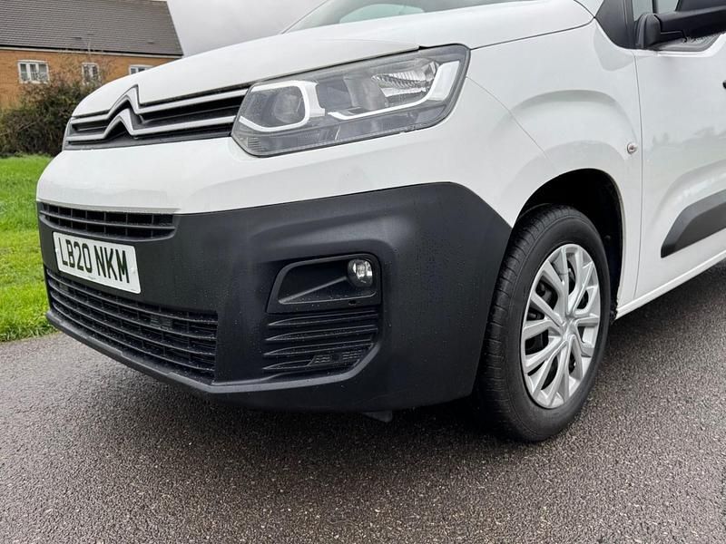 Used Citroën Berlingo 130 HP (95 kW) 2020 White MPV