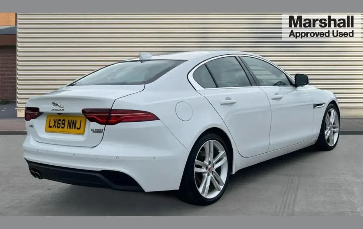 Used Jaguar XE 180 HP (132 kW) 2019 White Sedan