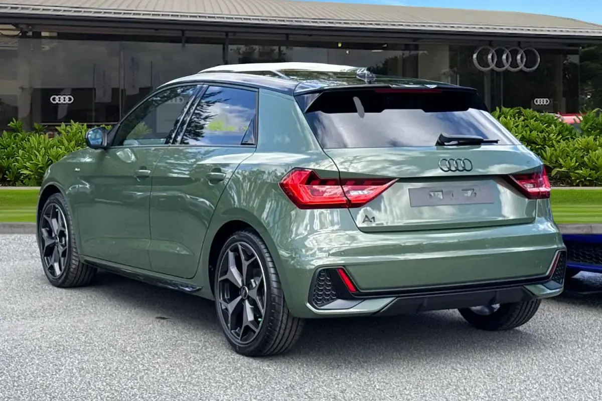 Nouă Audi A1 Sportback Black Edition 150 CP (110 kW) 2026 Verde Hatchback