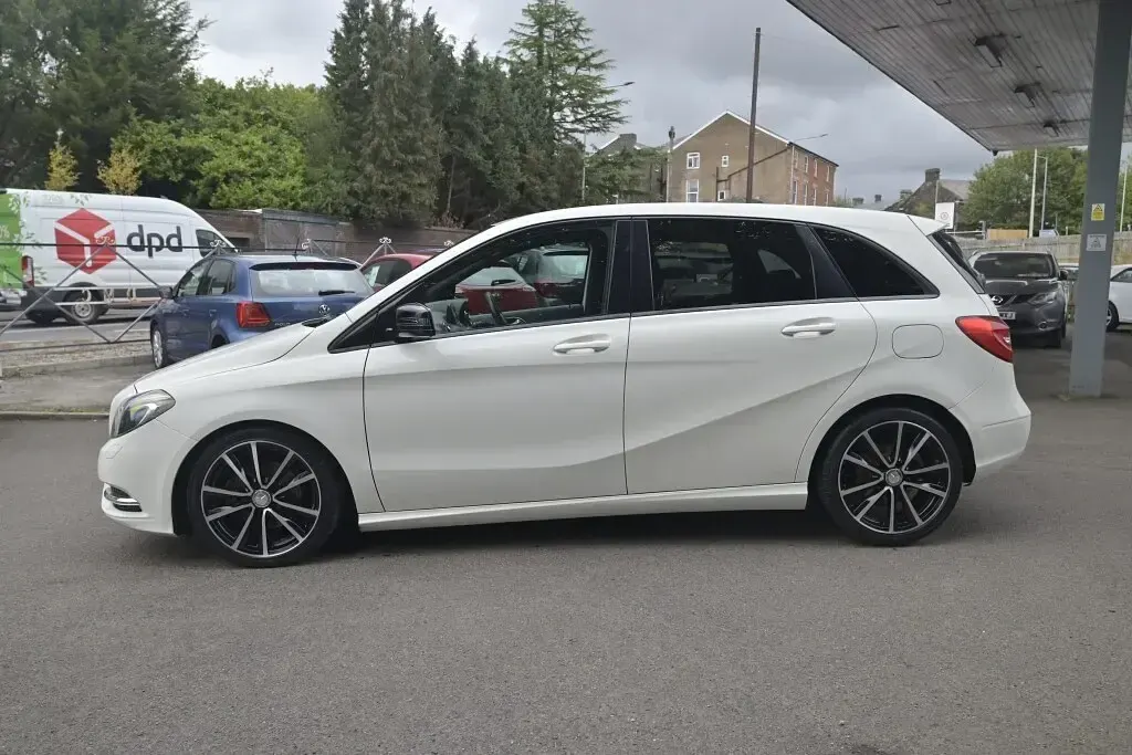 Used Mercedes B200 134 HP (98 kW) 2014 White Hatchback