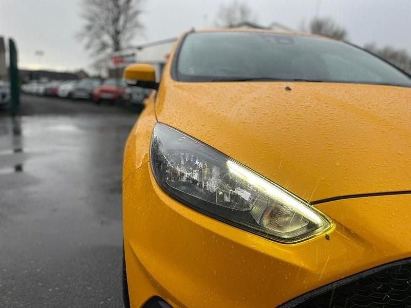 Used Ford Focus ST 185 HP (136 kW) 2016 Yellow Estate