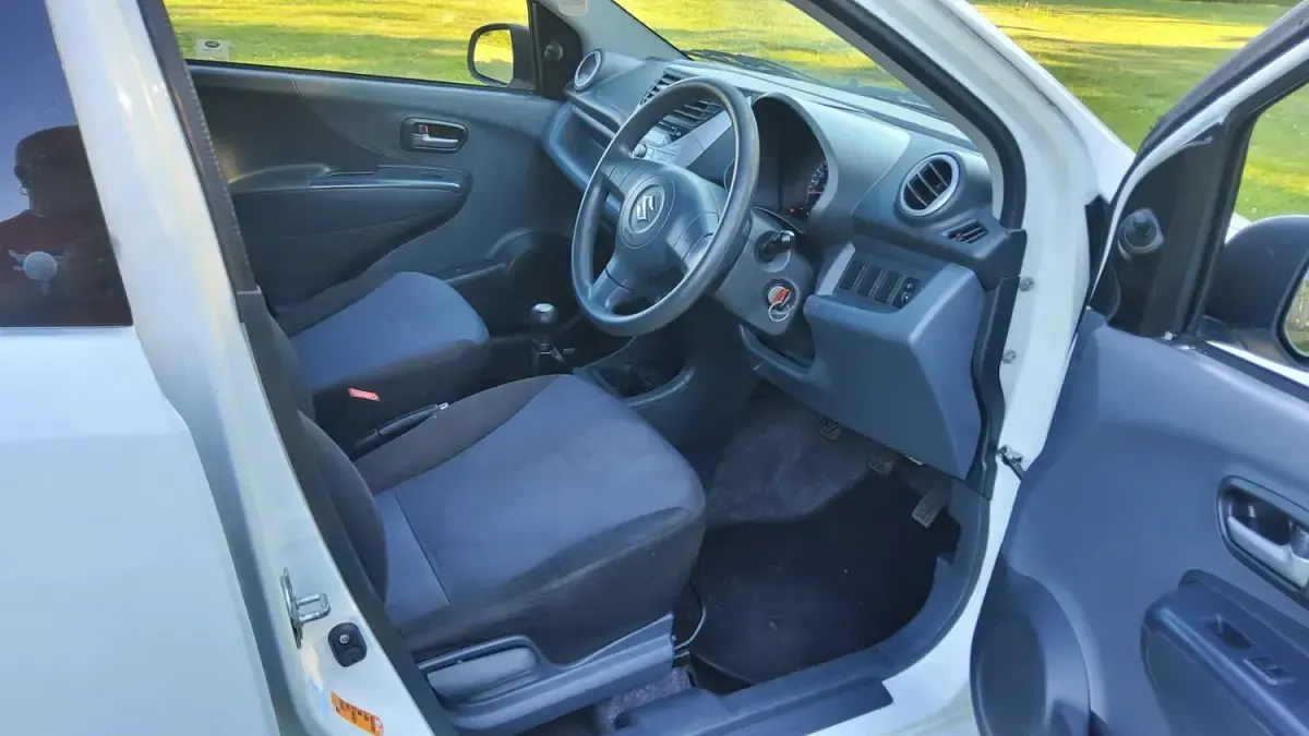 Used Suzuki Alto 68 HP (50 kW) 2015 White Hatchback