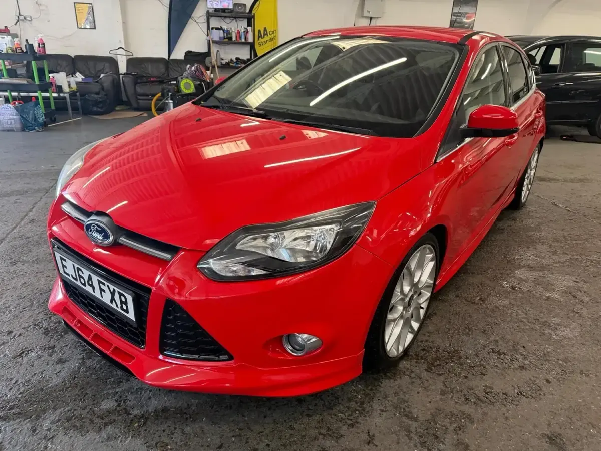 Used Ford Focus Zetec 125 HP (91 kW) 2014 Red Hatchback