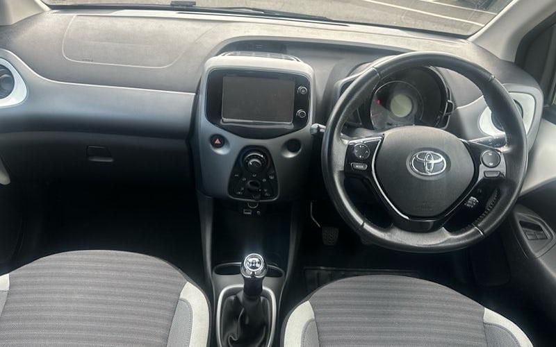 Used Toyota Aygo X-play 72 HP (52 kW) 2019 White Hatchback