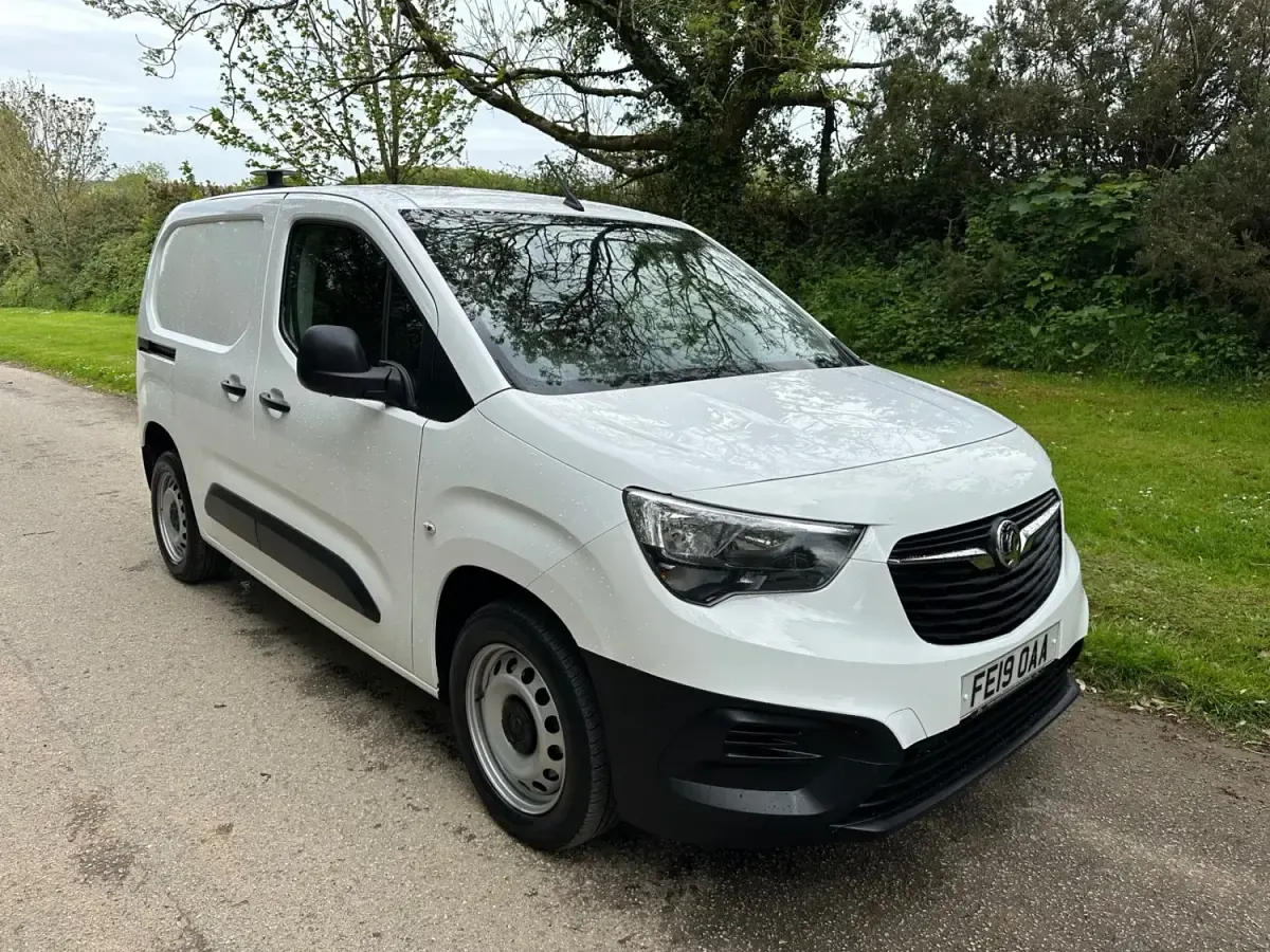 Usado Vauxhall Combo 100 HP (73 kW) 2019 Branco Monovolume