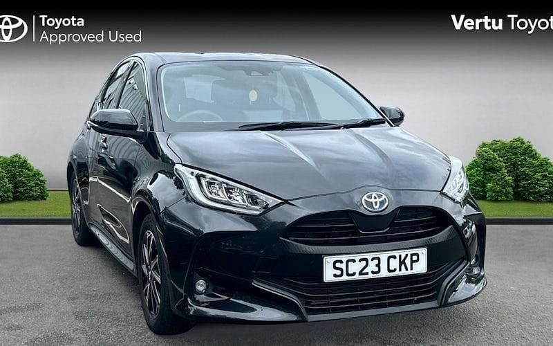 Used 2025 Toyota Yaris Hybrid Design Hatchback | £17,566 (Super price) - Image 1/4
