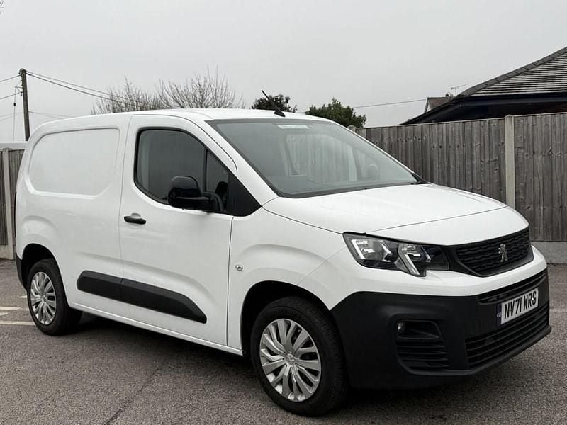 White Used 2022 Peugeot Partner Premium MPV | £7,500 (Good price) - Image 1/4