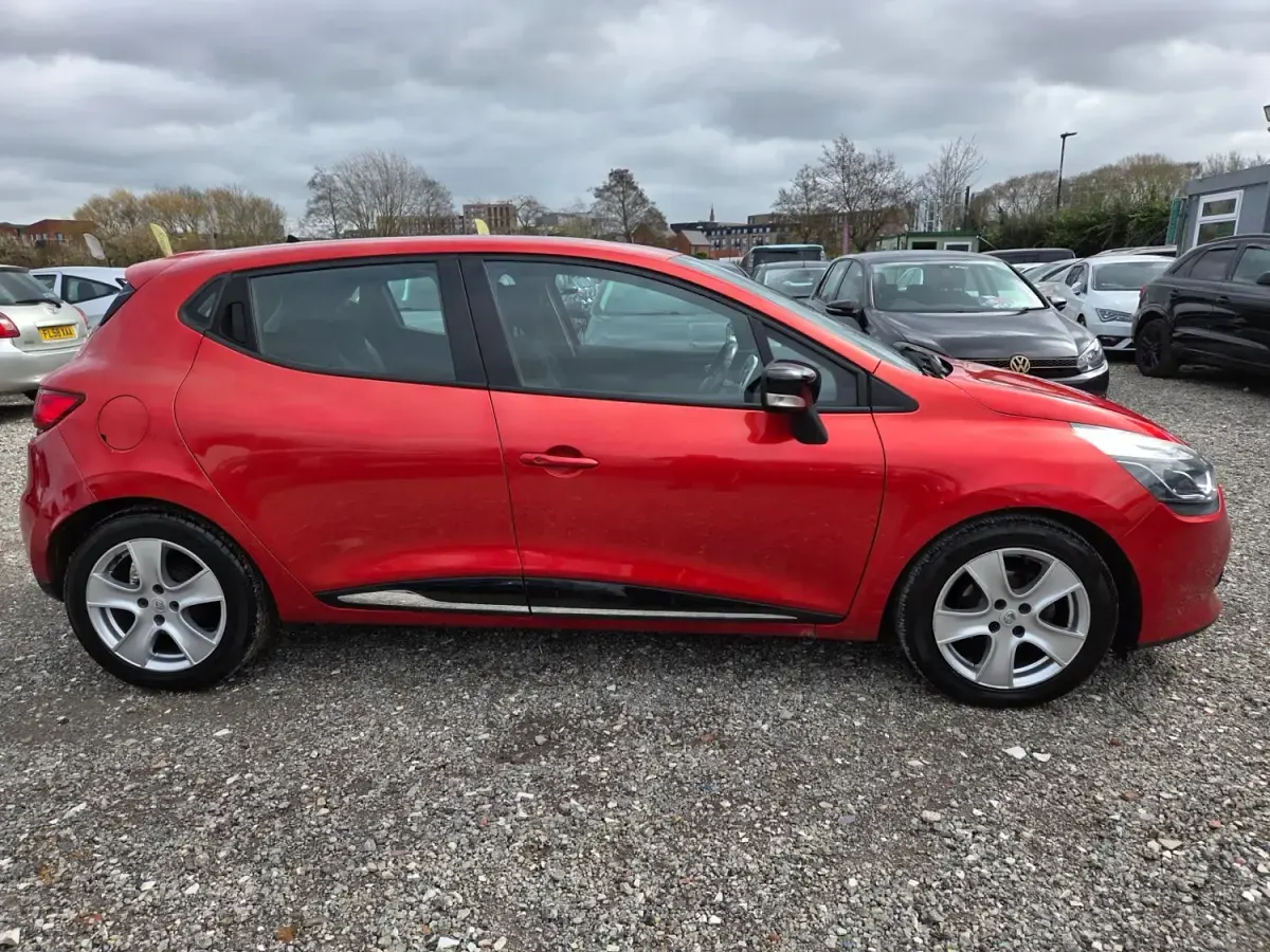Begagnad Renault Clio IV Dynamique 90 HK (66 kW) 2016 Röd Halvkombi