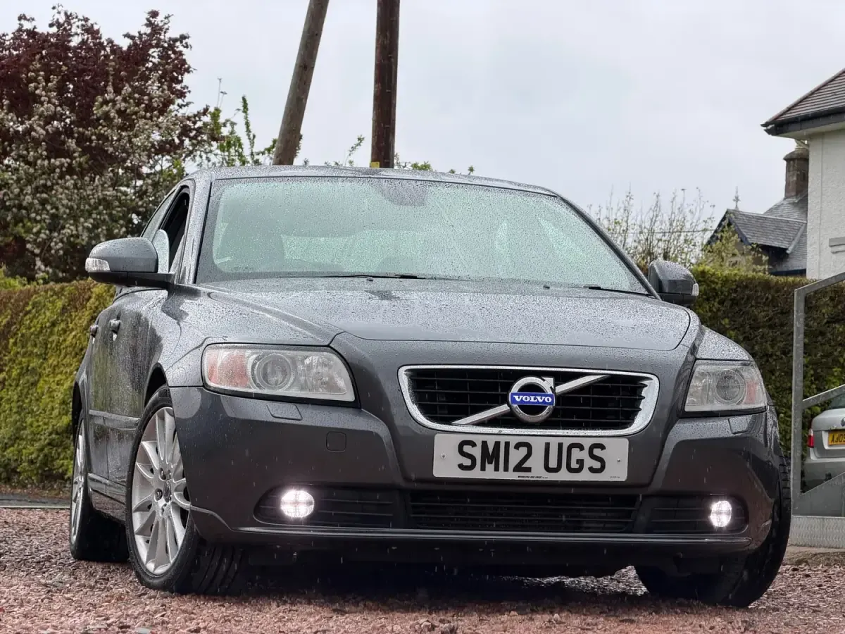 Usado Volvo S40 SE Lux 115 HP (84 kW) 2012 Cinzento Sedan