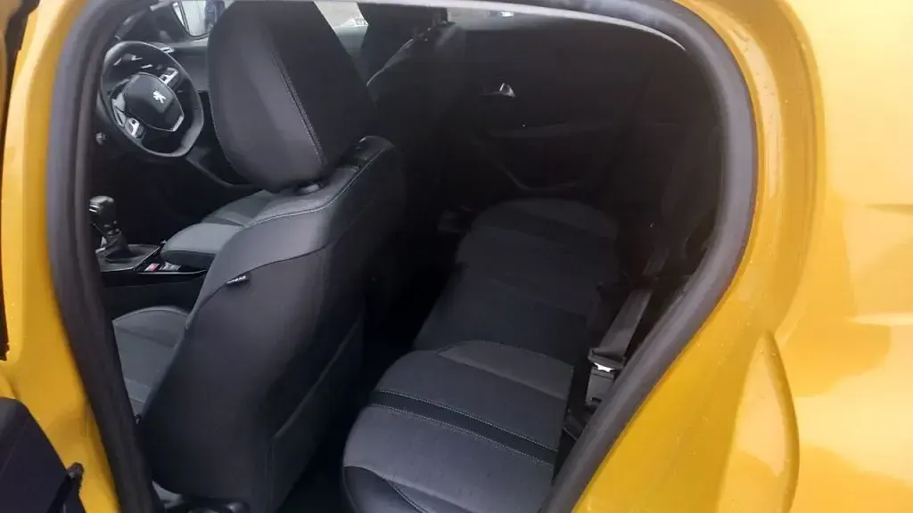 Used Peugeot 208 Allure Premium 75 HP (55 kW) 2022 Yellow Hatchback