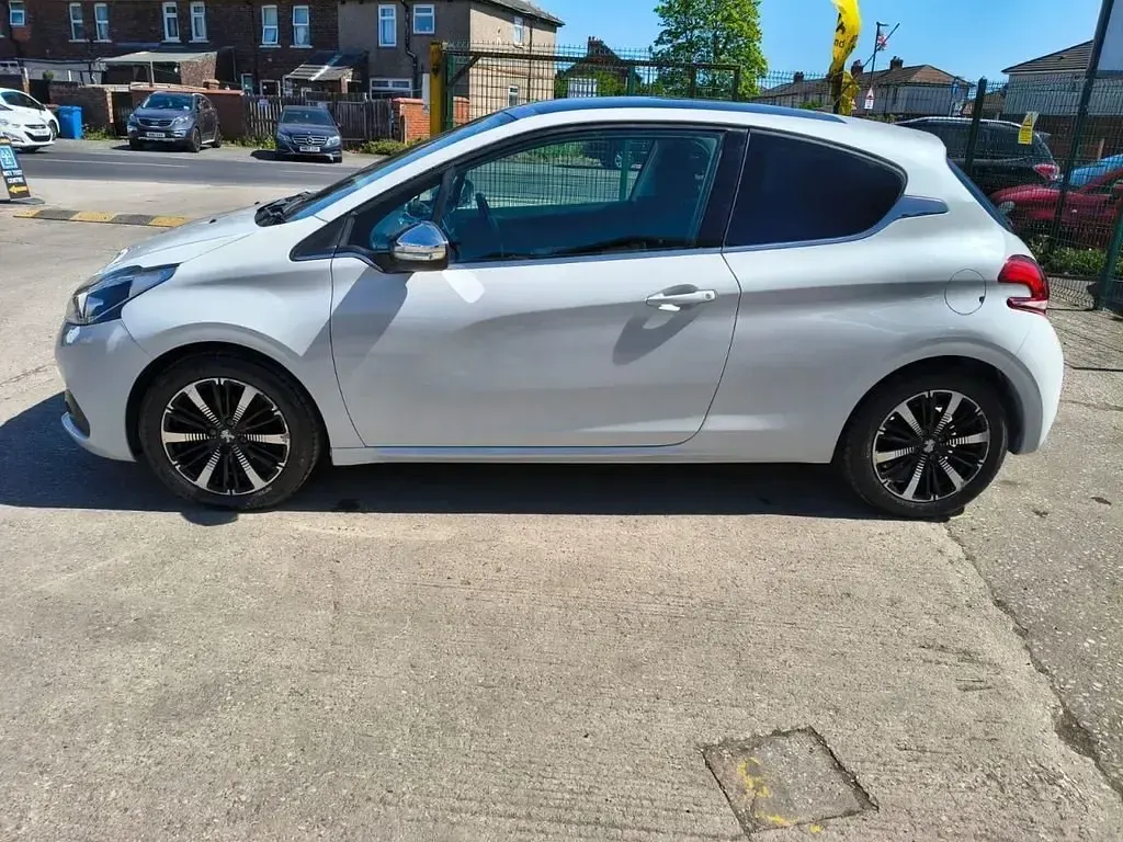 Second-hand Peugeot 208 Allure 82 CP (60 kW) 2016 Alb Hatchback
