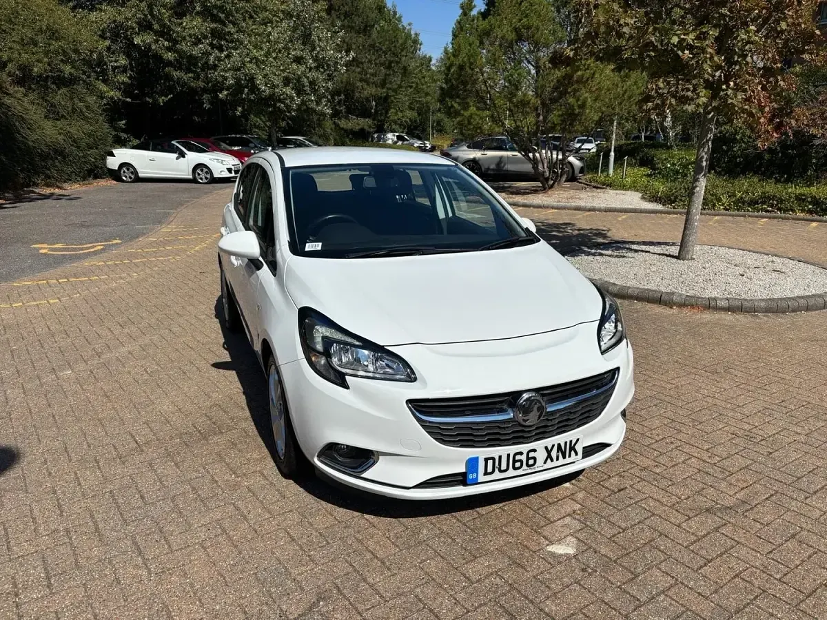 Used Vauxhall Corsa SRi 90 HP (66 kW) 2016 White Hatchback