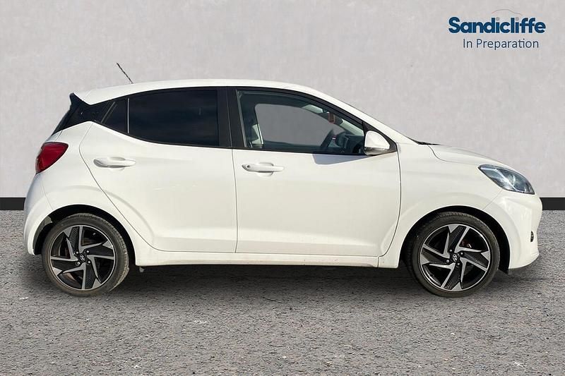 Used Hyundai i10 Premium 67 HP (49 kW) 2022 White Hatchback