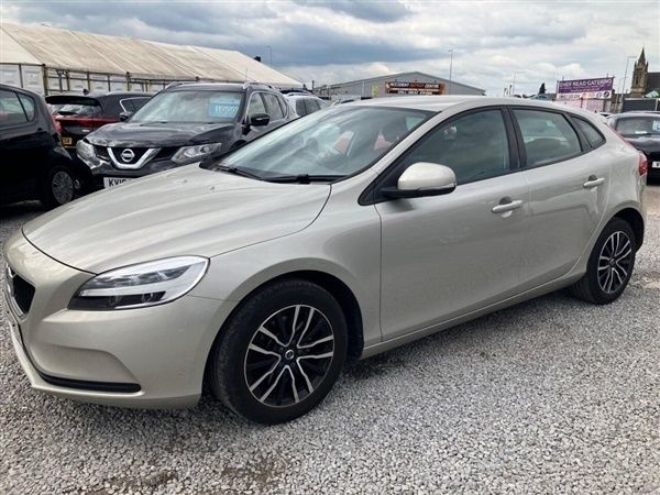 Gold Used 2018 Volvo V40 Momentum Estate | £8,000 (Fair price) - Image 1/1