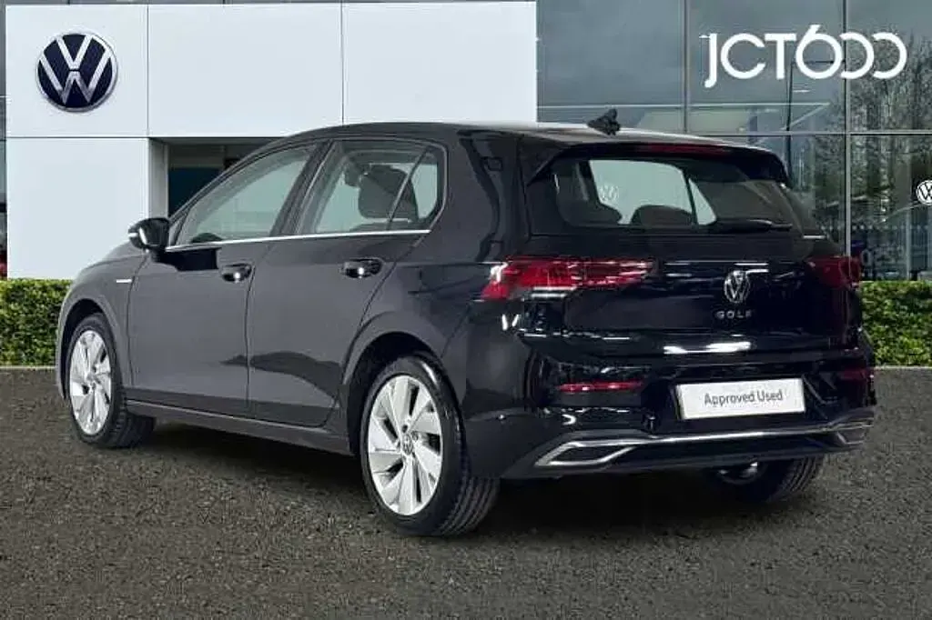 Second-hand VW Golf VIII Style 150 CP (110 kW) 2022 Negru Hatchback