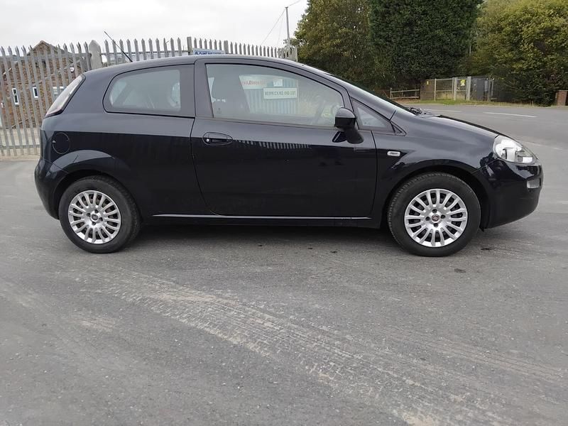 Used Fiat Punto Pop 69 HP (50 kW) 2014 Black Hatchback