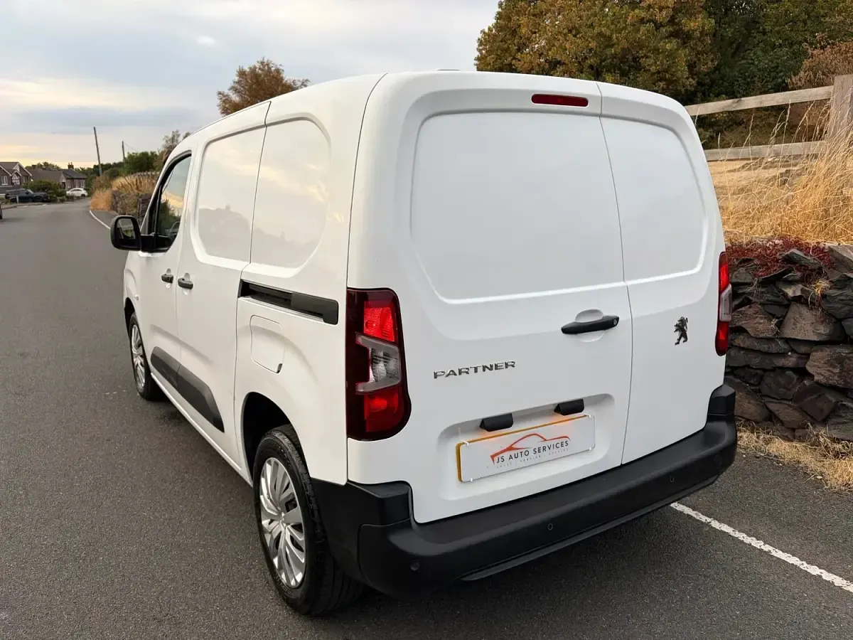 Used Peugeot Partner 131 HP (96 kW) 2021 White MPV