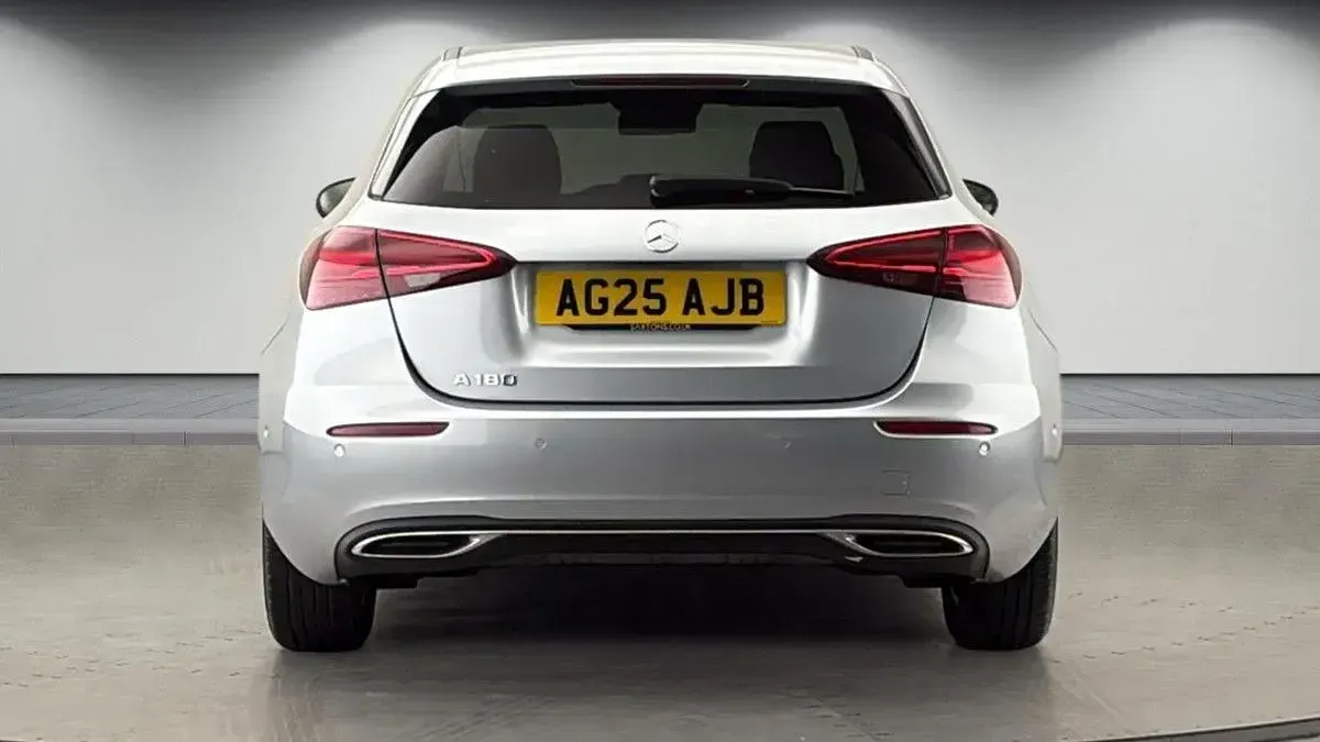 Usado Mercedes A180 Executive 134 HP (98 kW) 2025 Prateado Citadino