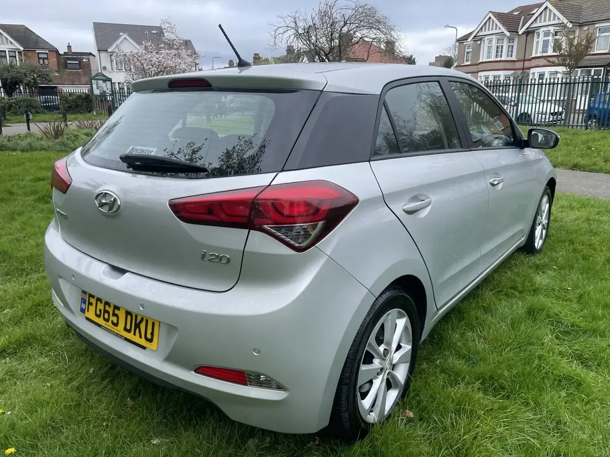 Used Hyundai i20 SE 100 HP (73 kW) 2015 Silver Hatchback