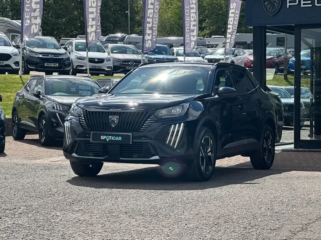 Neu Peugeot 2008 Allure 100 PS (73 kW) 2025 Schwarz SUV