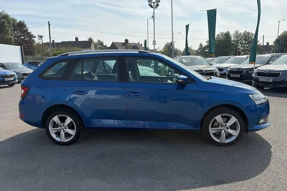 Used Skoda Fabia SE L 108 HP (79 kW) 2019 Race blue metallic Hatchback