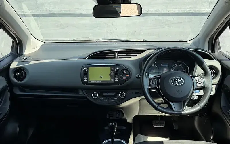 Used Toyota Yaris Hybrid 101 HP (74 kW) 2019 White Hatchback