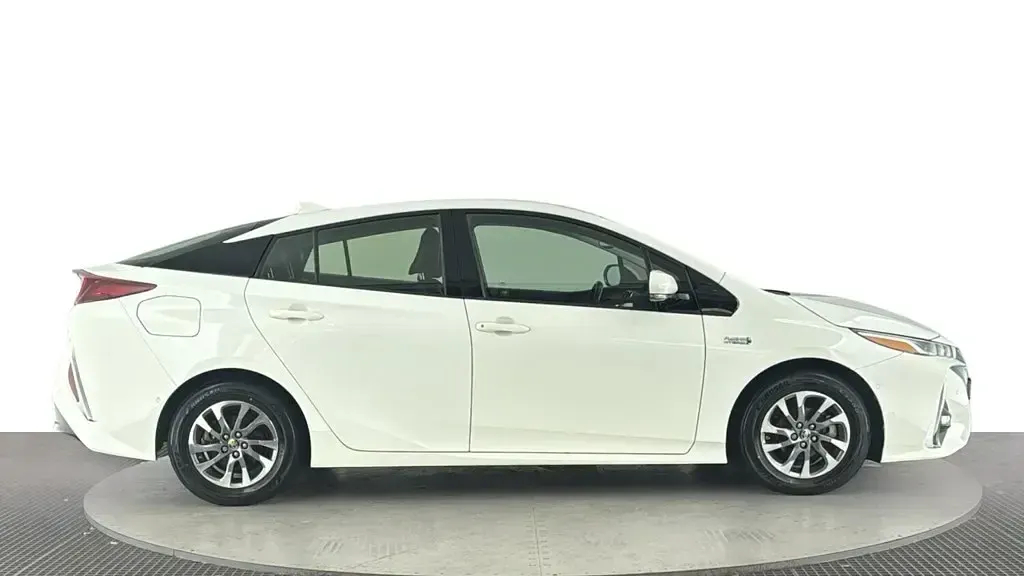 Used Toyota Prius 122 HP (89 kW) 2017 White Hatchback