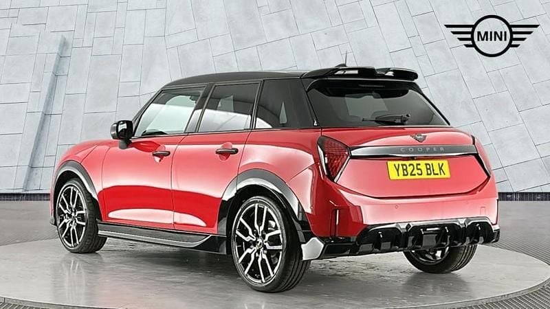 Usado Mini Cooper Hatch 113 kW (154 CV) 2025 Rojo Utilitario