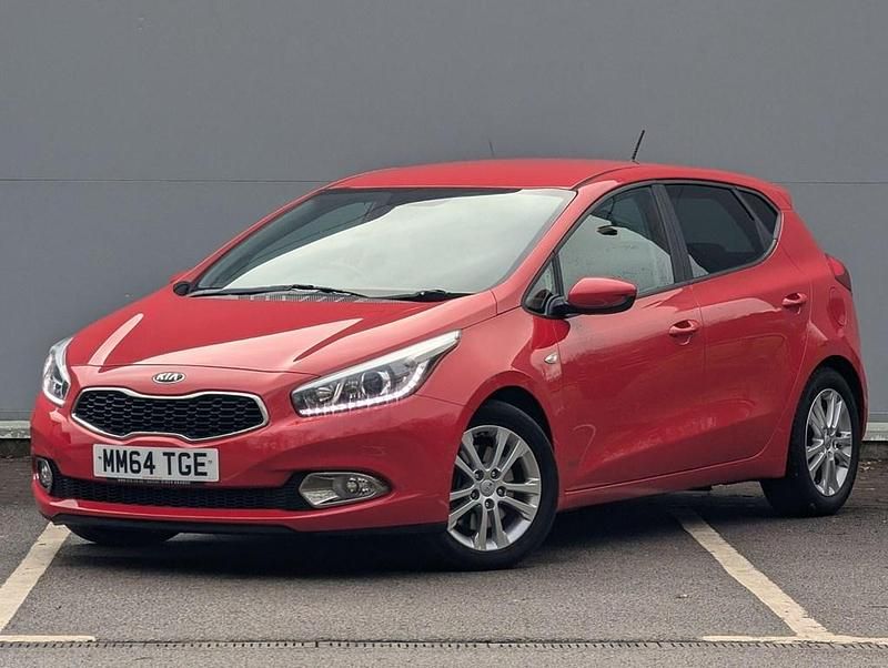 Used Kia Ceed 89 HP (65 kW) 2015 Red Hatchback