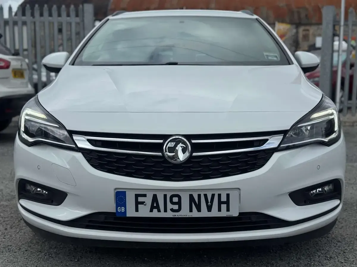 Used Vauxhall Astra S 110 HP (80 kW) 2019 White Estate