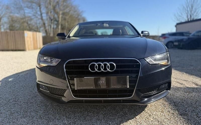 Begagnad Audi A5 Design 190 HK (139 kW) 2015 Blå Sportkupé