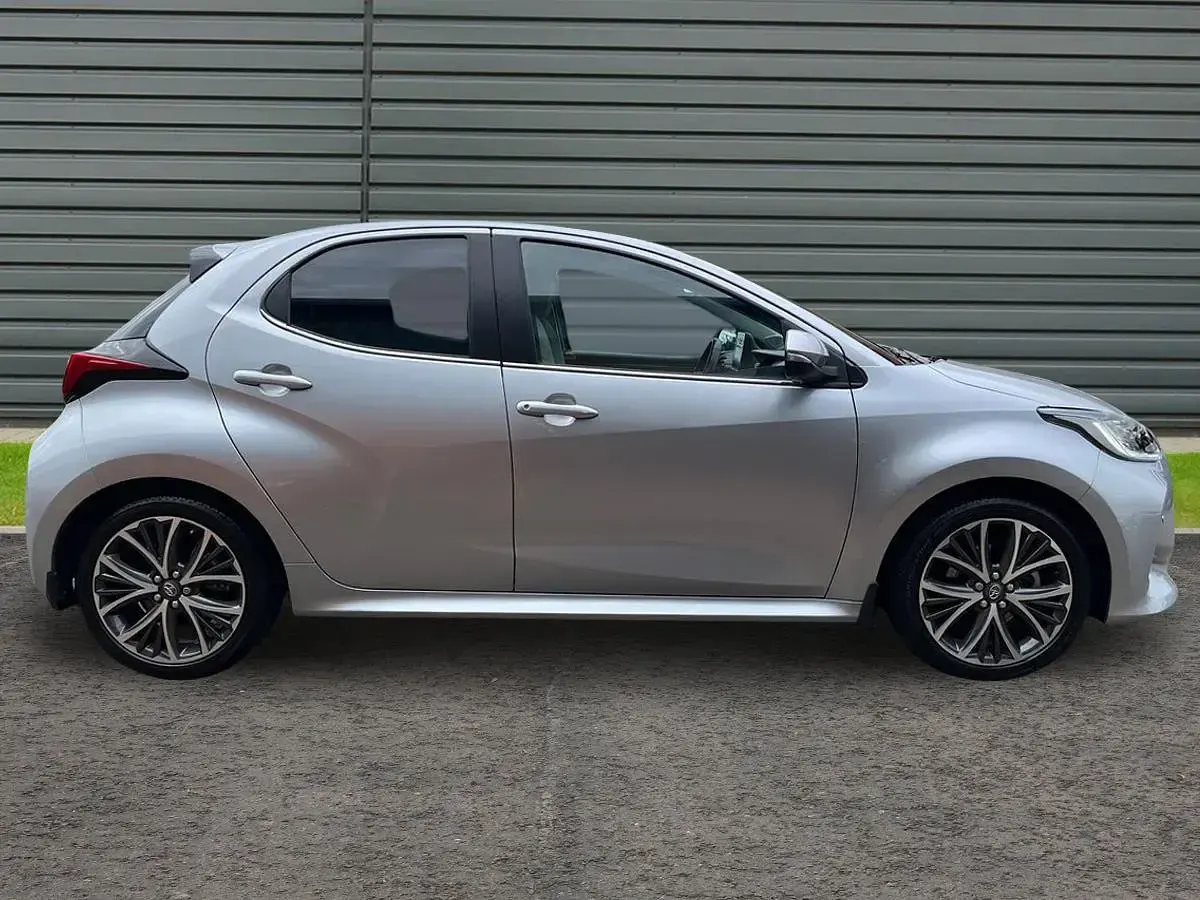 Begagnad Toyota Yaris 116 HK (85 kW) 2022 Silver Halvkombi