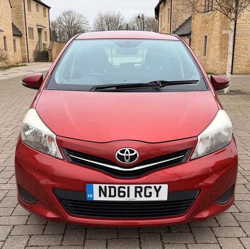Used Toyota Yaris 99 HP (72 kW) 2012 Red Hatchback