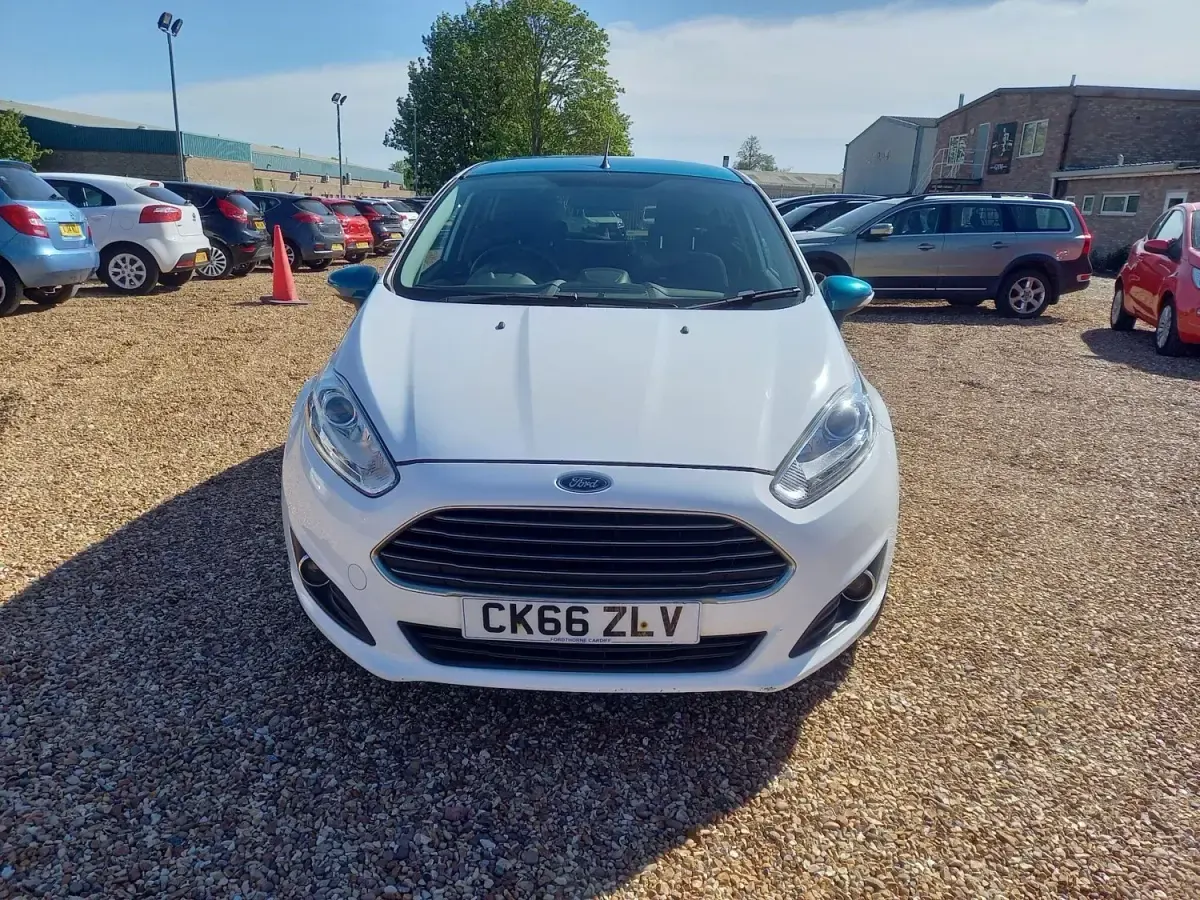 Używany Ford Fiesta Zetec 82 KM (60 kW) 2017 Biały Hatchback