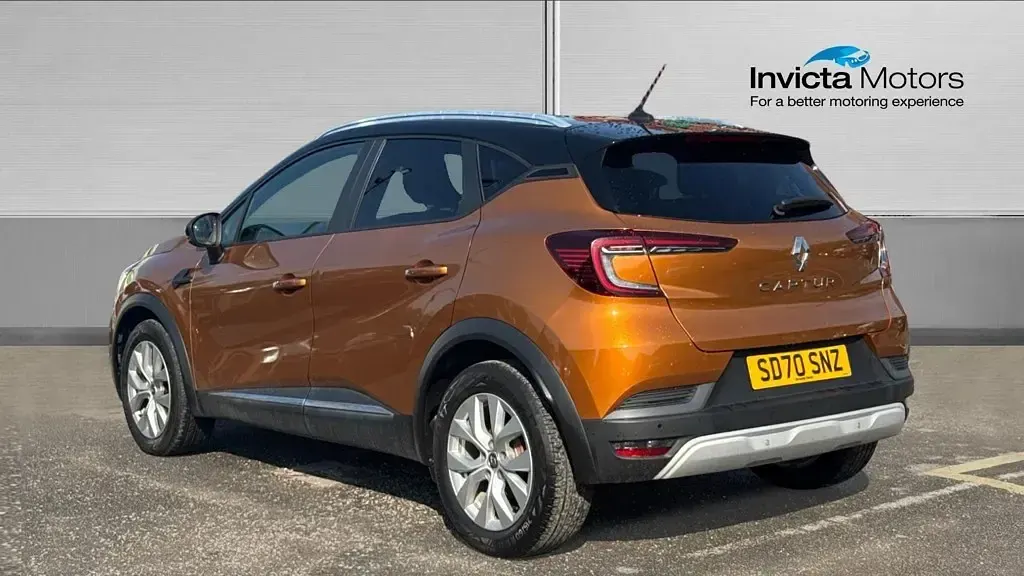 Used Renault Captur Iconic 100 HP (73 kW) 2020 Desert orange/diamond black roof SUV
