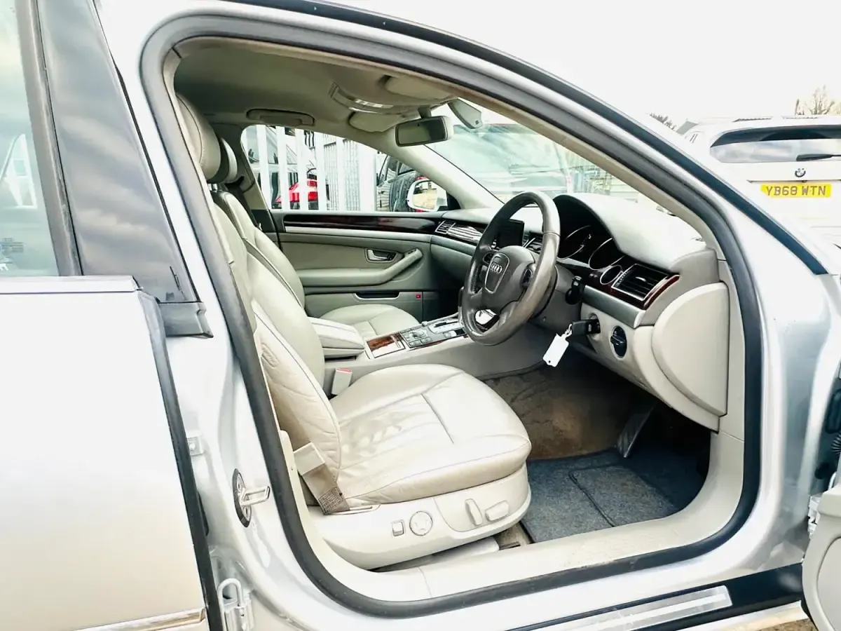 Usado Audi A8 Advanced 233 HP (171 kW) 2008 Prateado Sedan