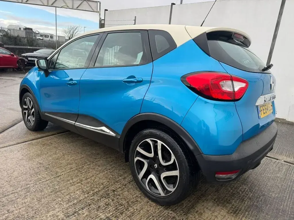 Used Renault Captur Dynamique 90 HP (66 kW) 2014 Blue/cream SUV