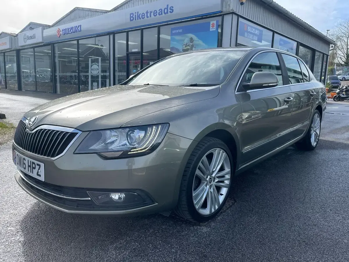 Used Skoda Superb Elegance 190 HP (139 kW) 2016 Green Hatchback