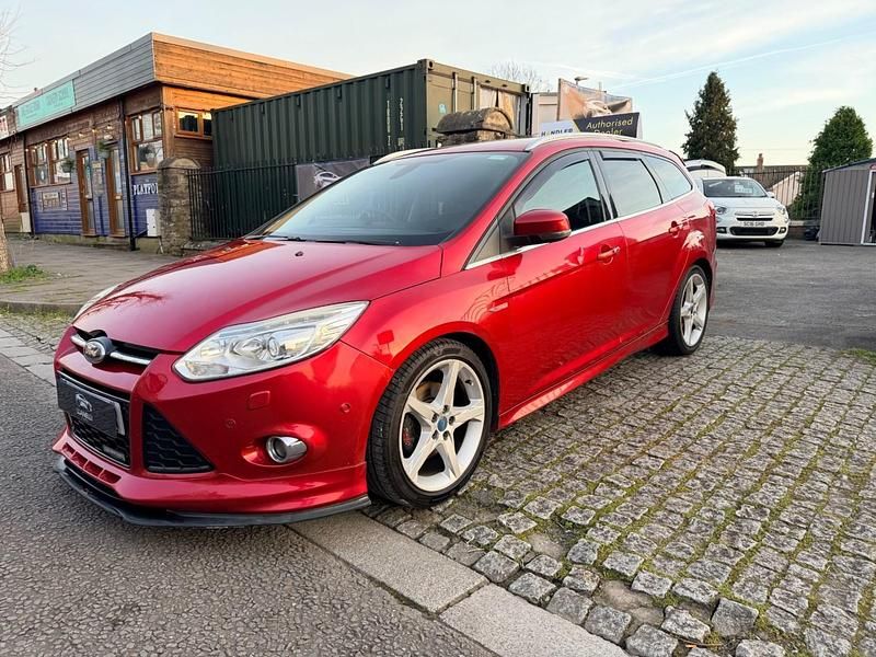 Used Ford Focus Titanium X 147 HP (108 kW) 2011 Red Estate