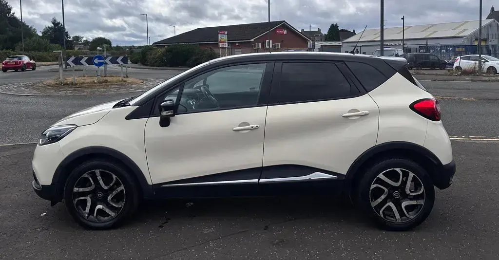 Used Renault Captur Dynamique 90 HP (66 kW) 2017 White SUV
